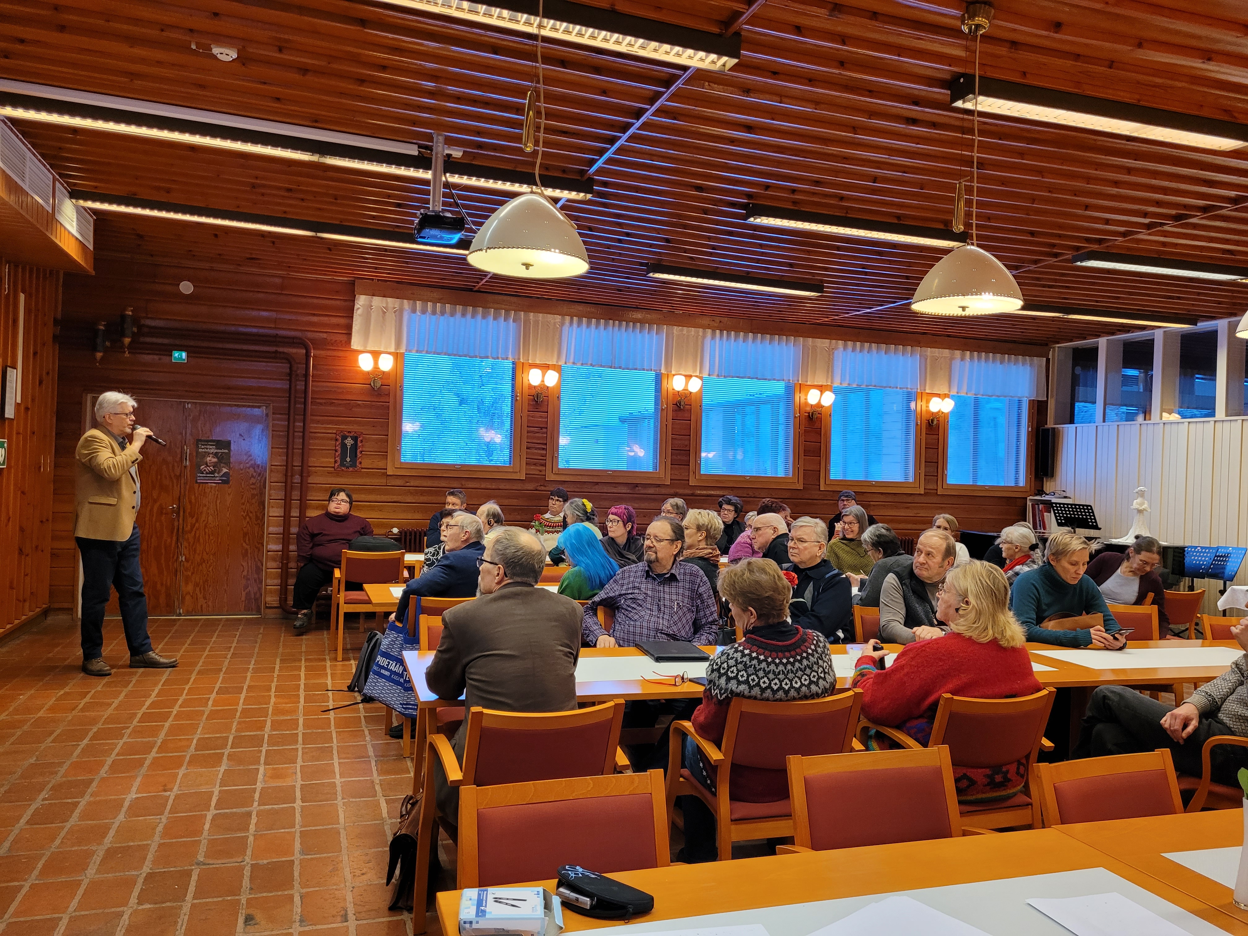 Selvittäjä Jukka Helin ja seurakuntien luottamushenkilöt Puolangan seurakuntasalissa